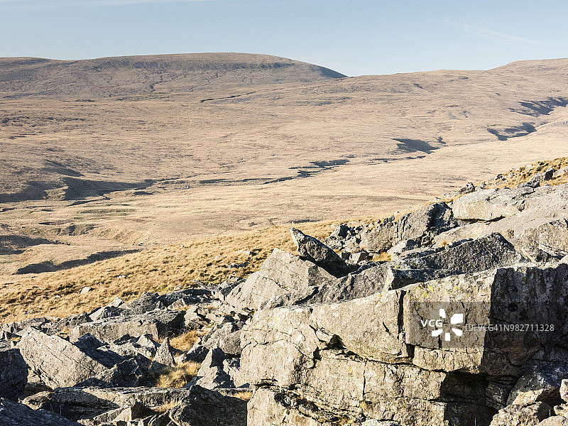 石灰岩露头和荒原景色。图片来自英国南威尔士布雷肯比肯斯国家公园的黑山地区。四月图片素材