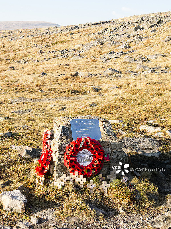 纪念场所与花圈：二战惠灵顿飞机残骸遗址，位于英国南威尔士布雷肯比肯斯国家公园黑山地区图片素材
