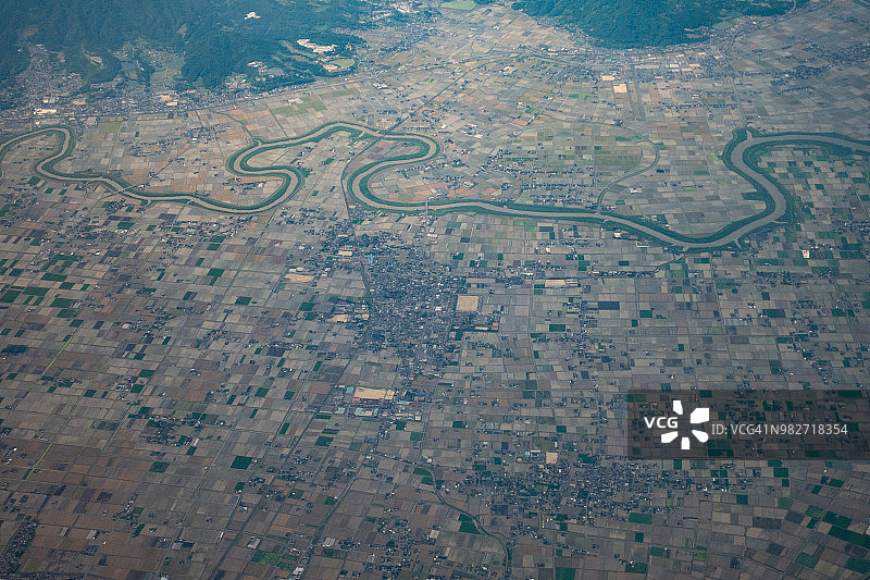 从飞机上看到的日本佐贺县白石、大町和江北町的白天航拍图图片素材