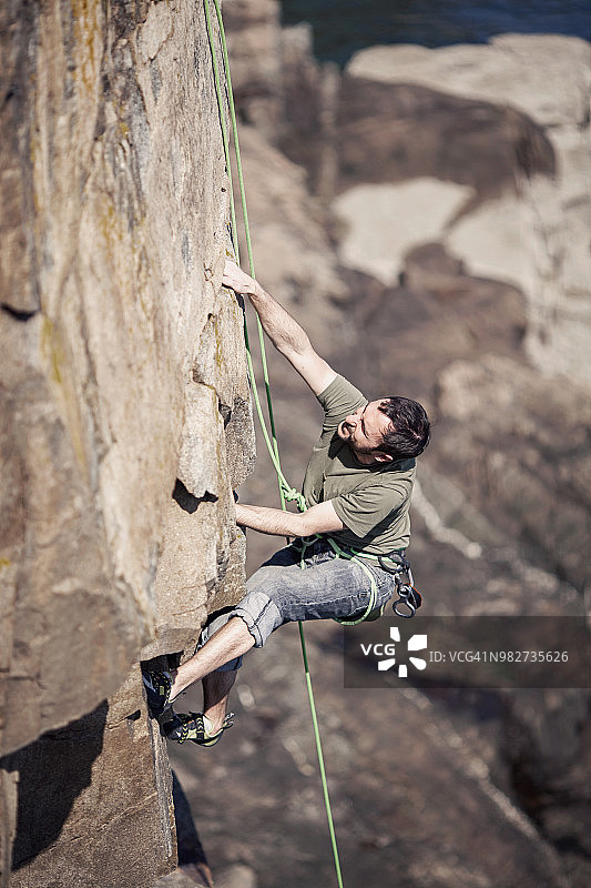 攀岩者在亚卡迪亚国家公园水獭悬崖攀岩，美国缅因州图片素材