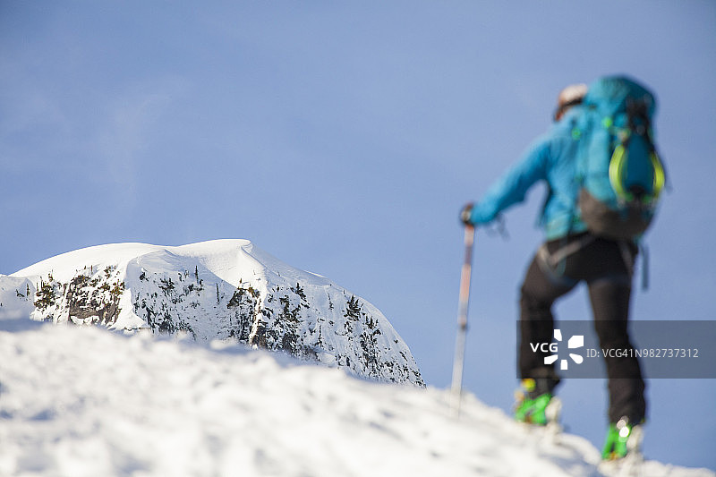 男人在华盛顿州北喀斯喀特国家公园越野滑雪图片素材