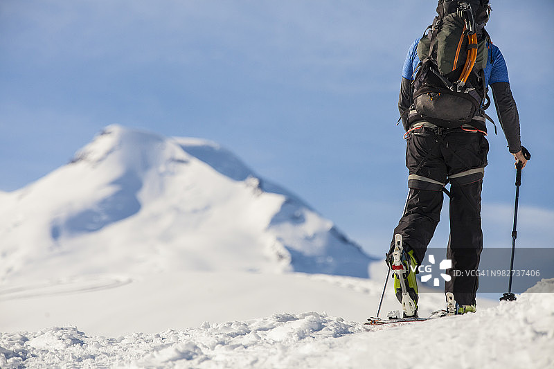男人在华盛顿州北喀斯喀特国家公园越野滑雪图片素材