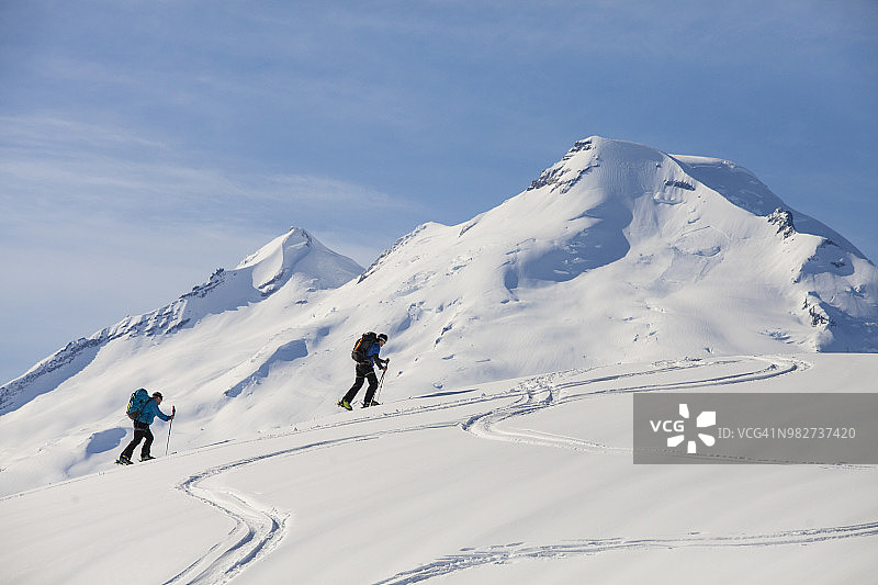 两个男人在美国华盛顿州北喀斯喀特国家公园越野滑雪图片素材