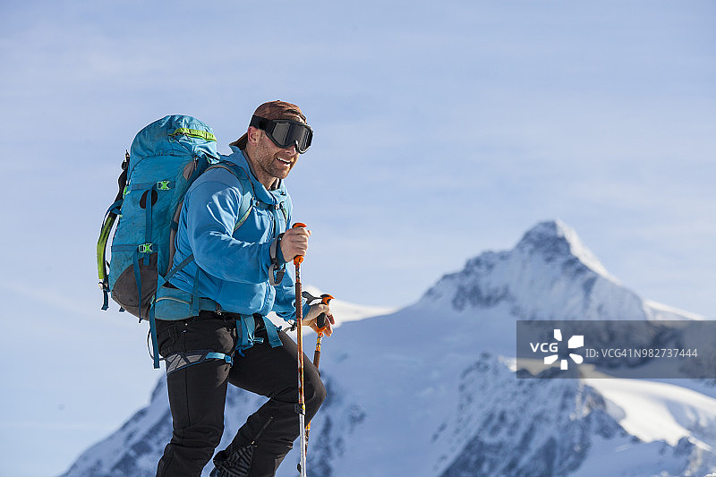 男人在华盛顿州北喀斯喀特国家公园越野滑雪图片素材