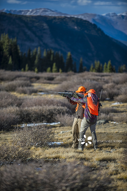 两名猎人在美国科罗拉多州用步枪瞄准图片素材
