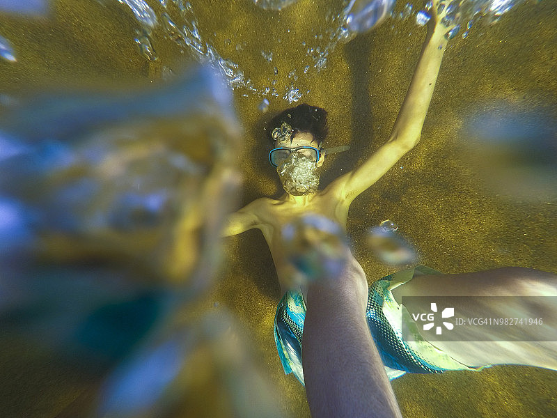 在水下浮潜的年轻人图片素材