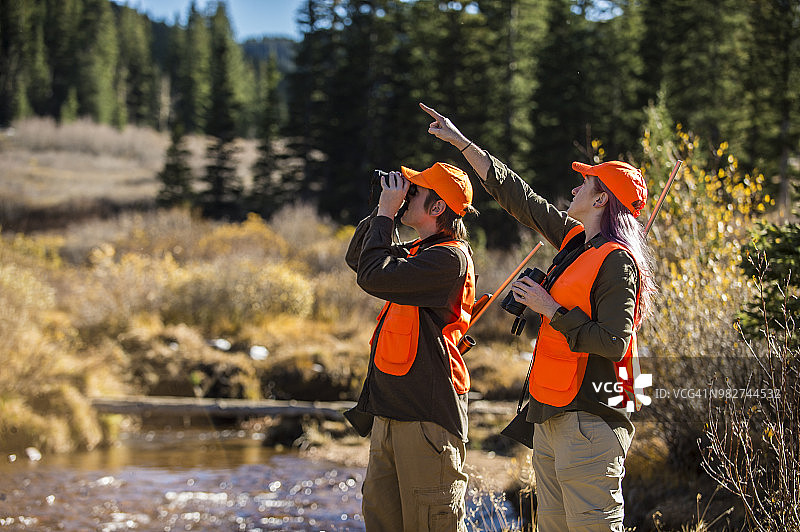 美国科罗拉多州正在搜寻潜在目标的两名猎人图片素材