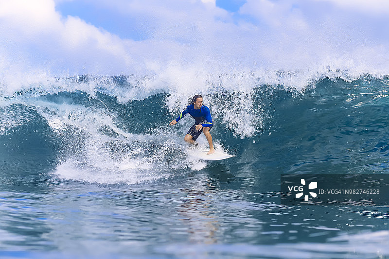 在海上冲浪的男人图片素材