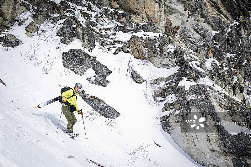 男人野外滑雪，徒步下坡图片素材