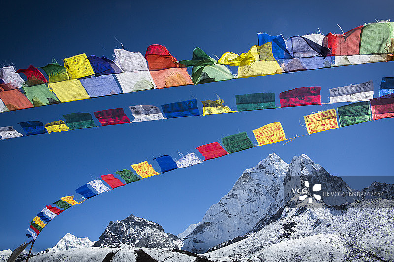 阿玛达布拉姆峰上的祈祷旗，位于尼泊尔昆布山谷图片素材