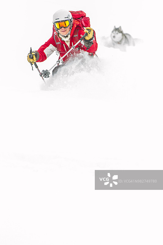 女人在野外滑雪图片素材