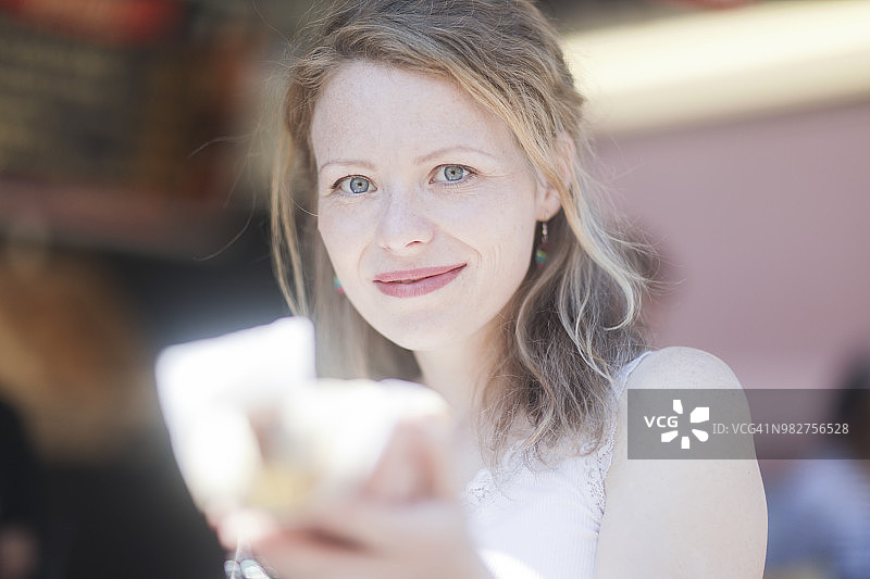 拿着热狗的微笑女人图片素材