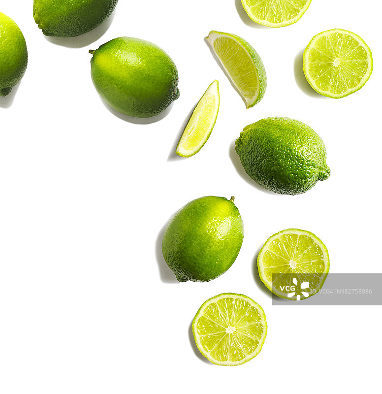 白色背景上的新鲜青柠图片素材