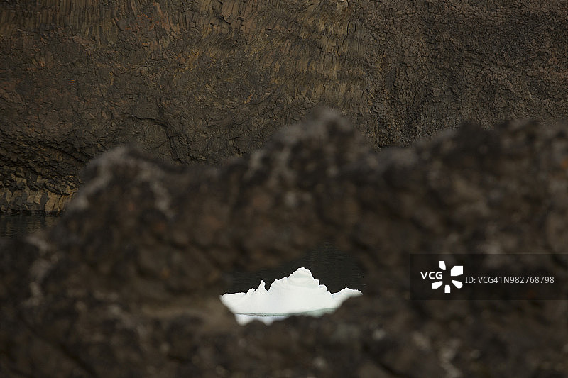 格陵兰迪斯科岛玄武岩岩层中的冰山图片素材