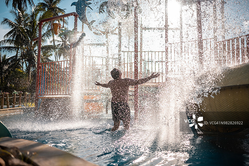 男人在游泳池里玩耍，站在水中图片素材
