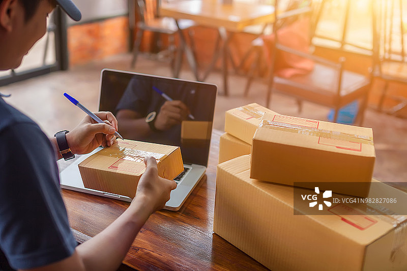 送货员正在核对顾客信息图片素材