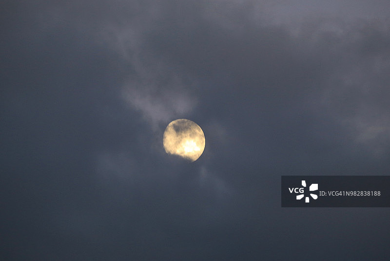 夜空中的月亮图片素材
