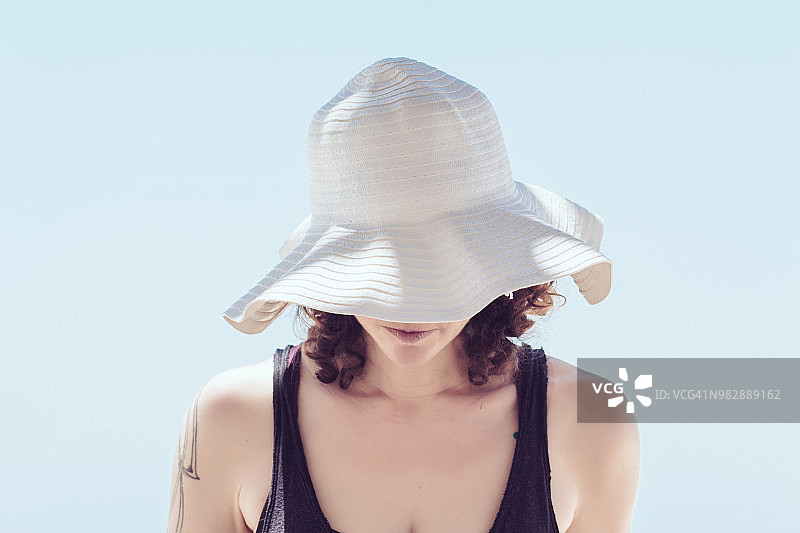 戴巴拿马帽的迷人女性图片素材