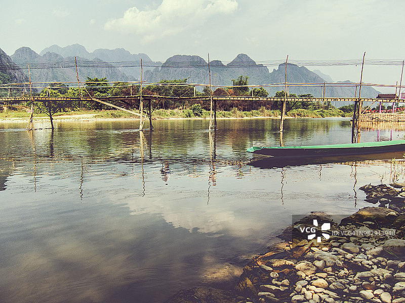 万荣湄公河上的桥梁和山脉景观图片素材