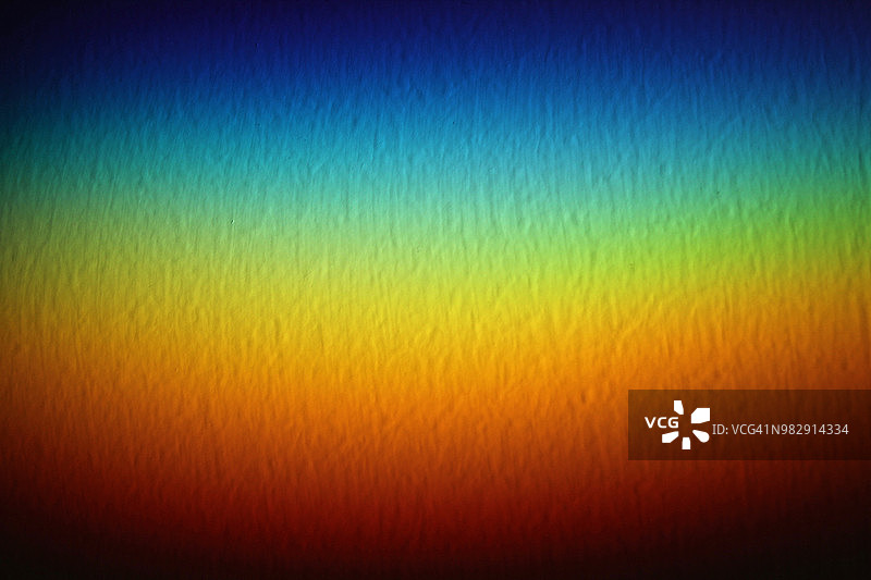 通过玻璃窗折射的光线在墙上形成的彩虹图片素材