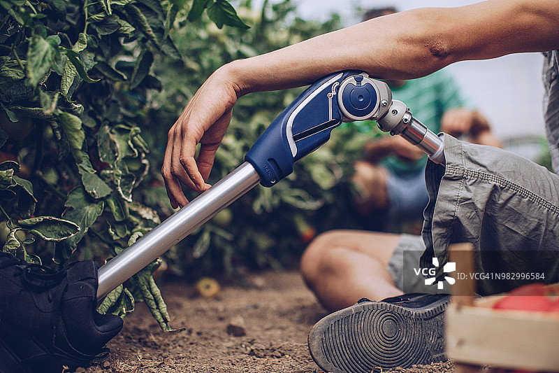 残疾男子与父亲在温室中休息图片素材