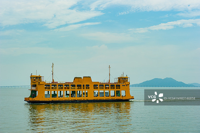 前往乔治城的旧黄色渡轮图片素材