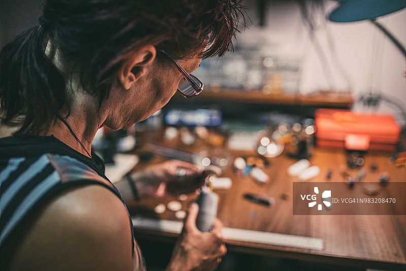 女人制作珠宝图片素材