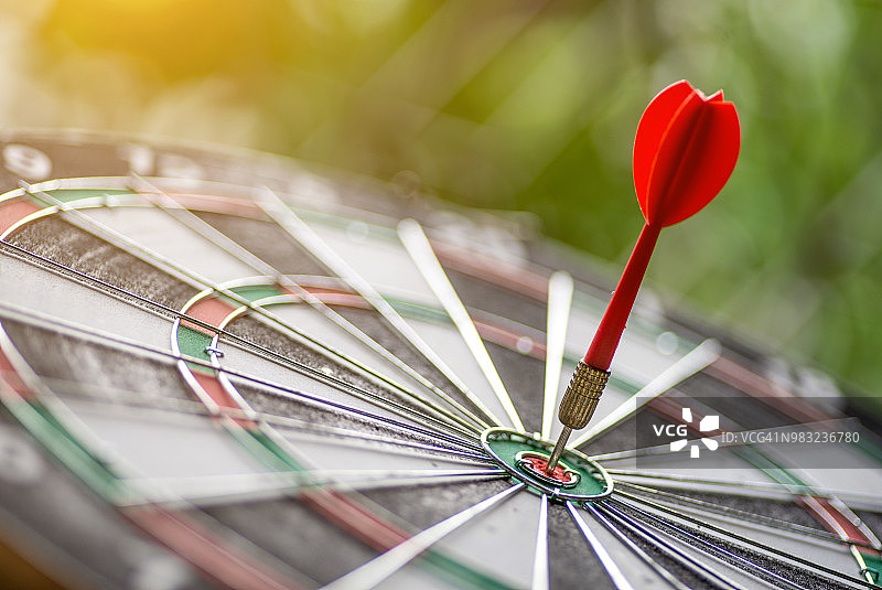 飞镖箭头击中靶盘中心图片素材