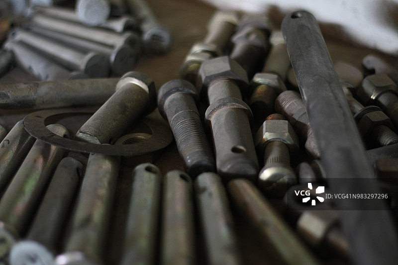 金属螺栓和销钉图片素材