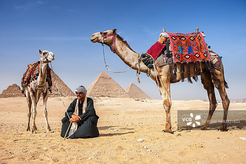 贝都因人和金字塔图片素材