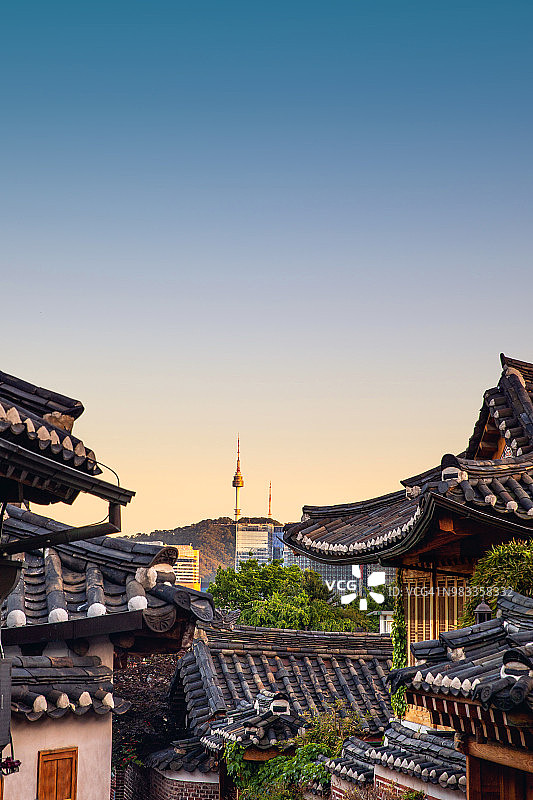 以现代城市景观为背景的旧首尔建筑图片素材