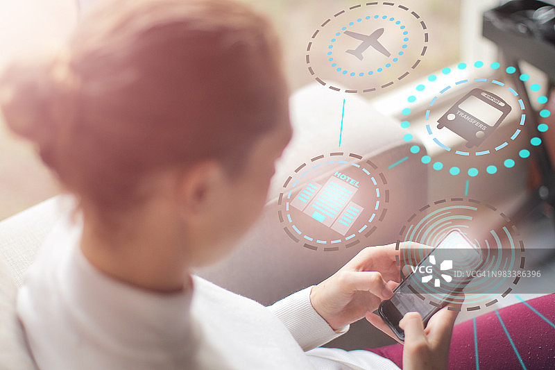 年轻女子在线预订假期图片素材