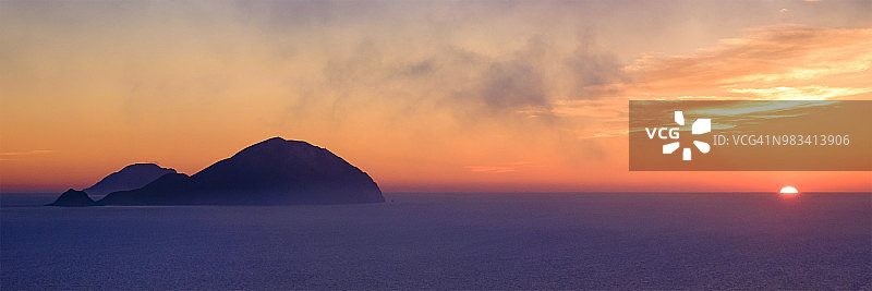 从萨利纳岛（伊奥利亚群岛，西西里岛，意大利）看到的菲利库迪岛和阿利库迪岛日落图片素材