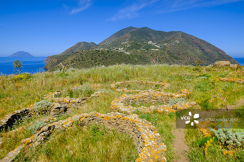 意大利西西里岛菲利库迪岛的格拉齐亚诺角史前村落图片素材