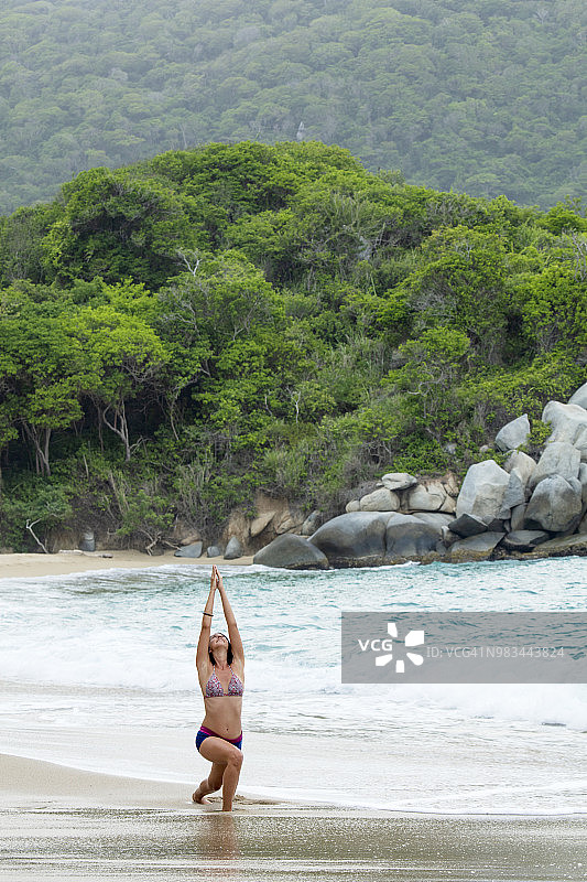 年轻女子身穿比基尼在哥伦比亚的热带海滩上享受大自然图片素材