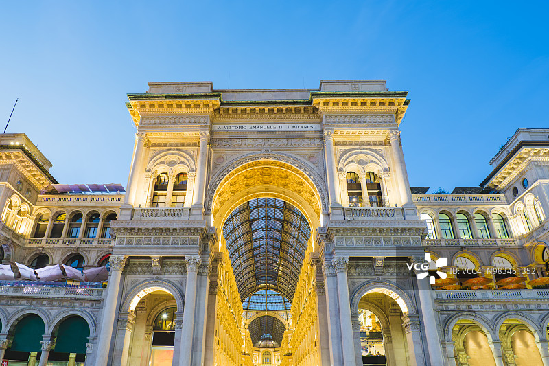 意大利米兰黄昏时分的Galleria夜景图片素材