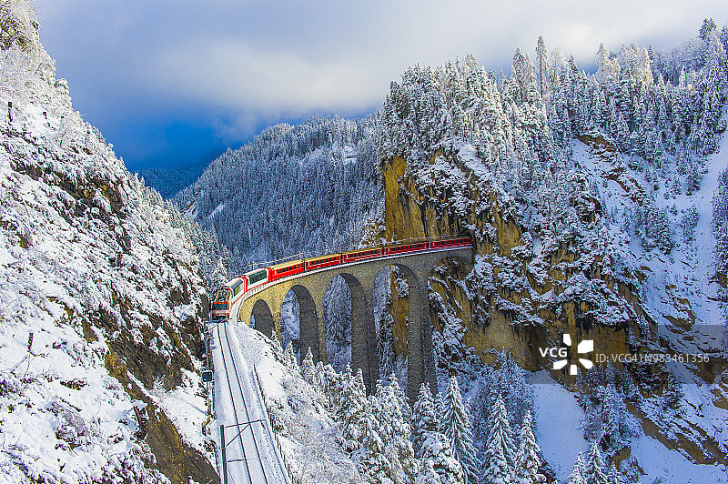 冬季仙境中的红色火车图片素材