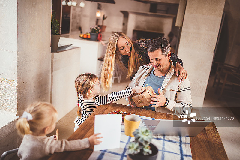 女儿们在家与父母一起庆祝父亲节图片素材