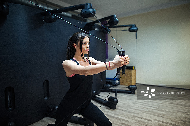 在运动机上锻炼的女人图片素材