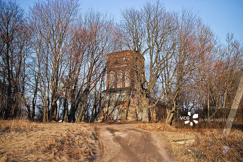 加里宁格勒州拉杜什金附近废弃的德国老教堂（约1232年）图片素材