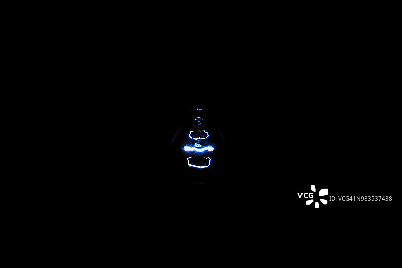 阁楼里完全黑暗中的灯图片素材