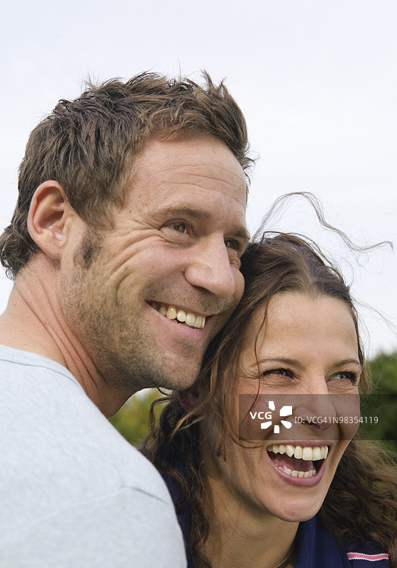 在德国巴伐利亚州奥格斯堡户外欢笑的情侣图片素材