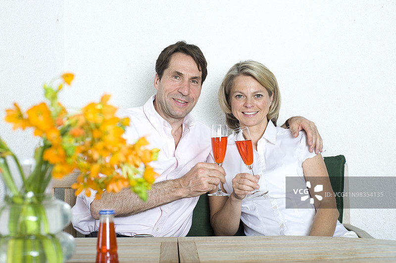 在家中举杯庆祝的情侣，慕尼黑，巴伐利亚，德国图片素材