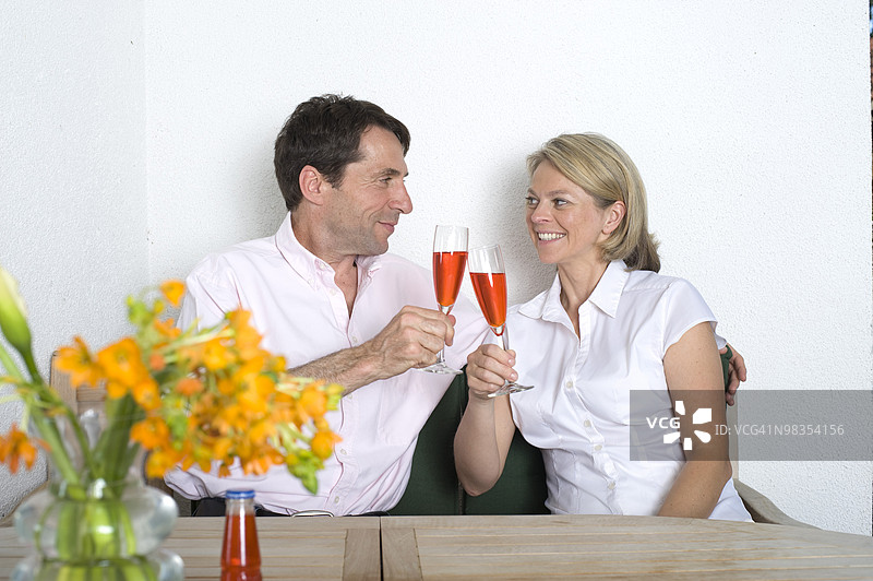 在家中举杯庆祝的情侣，慕尼黑，巴伐利亚，德国图片素材