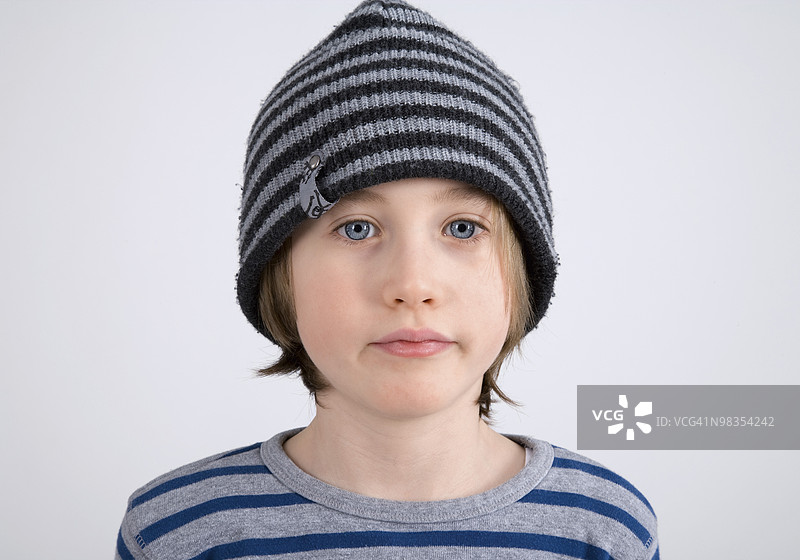 戴着毛线帽的男孩图片素材