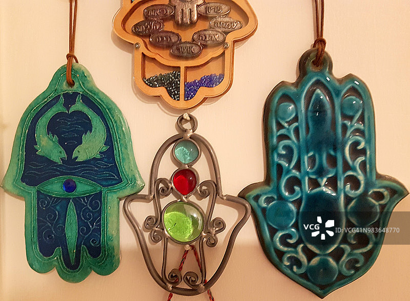 用于保护房屋免受邪恶之眼侵害的两个绿松石色哈姆萨的特写镜头图片素材