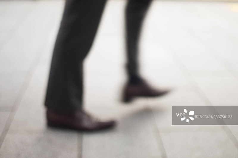 商务人士在人行道上行走图片素材