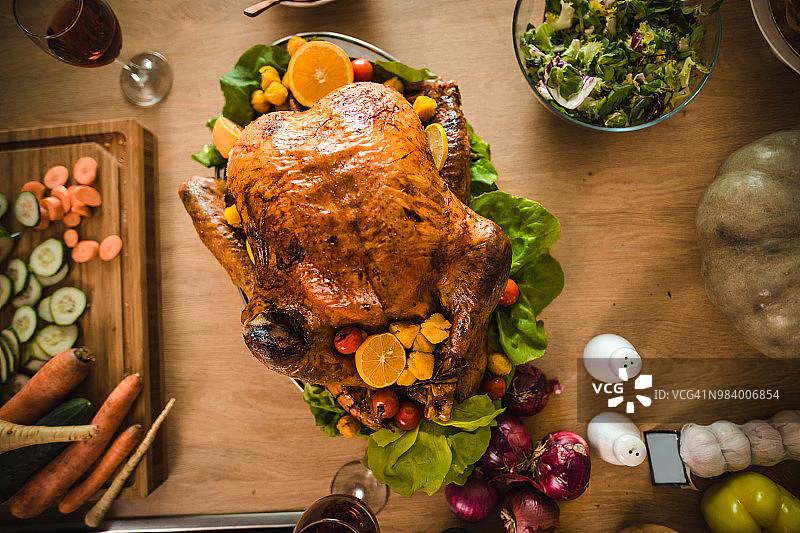 俯视：感恩节晚餐上的烤火鸡。图片素材