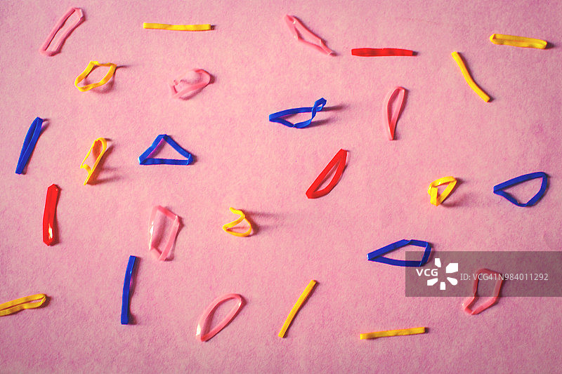 粉色背景上的发饰图片素材