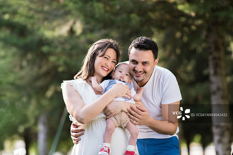 年轻的家庭和男婴图片素材